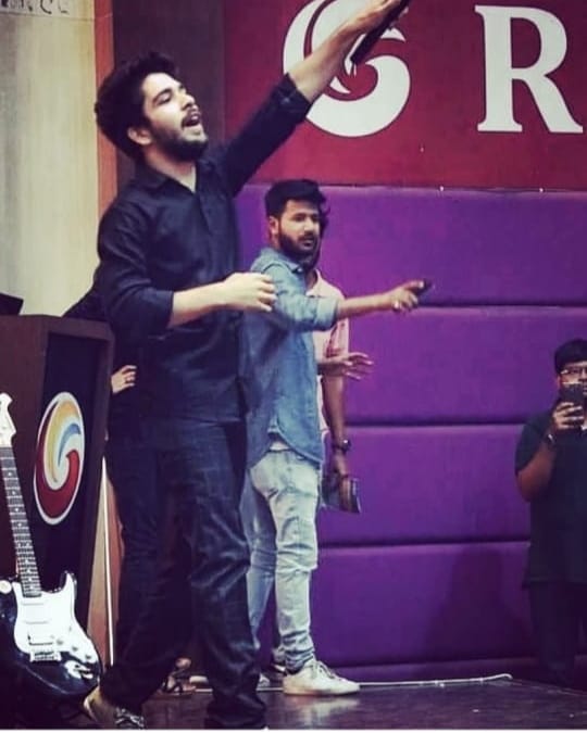 Live singer performing on stage in Hyderabad during a wedding event, showcasing the best live singers in Hyderabad for corporate events and private parties.