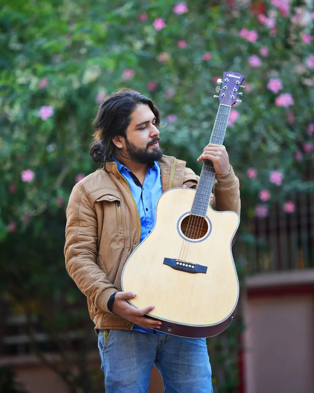 Live singer performing at a wedding in Indore, entertaining guests at a lively party